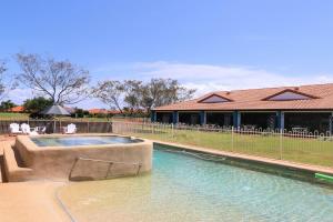 ein Swimmingpool mitten in einem Hof in der Unterkunft Villa 7 1 Pebble Beach Drive Coral Cove in Elliott Heads
