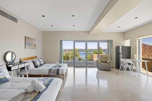 Posezení v ubytování Waterfront Studio Room for Four - Breathtaking Coastal Escape at Caringbah South