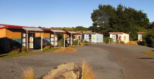 una fila di case mobili su strada di Dunedin Holiday Park a Dunedin