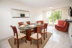 a dining room with a table and chairs at Apartamento Cali Camino Real in Cali