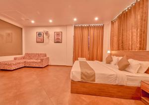 Posezení v ubytování Areva Inn Plantation Resort Munnar with Pool by VOYE HOMES