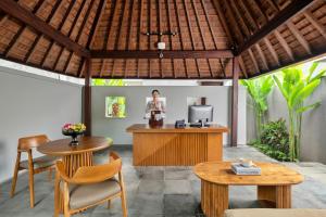 ein Büro mit einer Frau, die an einem Schreibtisch steht in der Unterkunft Mayaloka Villas Ubud in Ubud