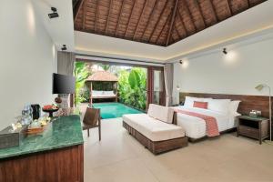 ein Schlafzimmer in einer Villa mit einem Bett und einem Pool in der Unterkunft Mayaloka Villas Ubud in Ubud + 46 Fotos