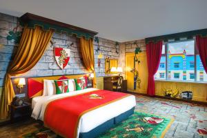Postel nebo postele na pokoji v ubytování LEGOLAND Korea Resort Hotel