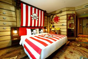 Postel nebo postele na pokoji v ubytování LEGOLAND Korea Resort Hotel