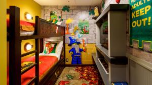 Postel nebo postele na pokoji v ubytování LEGOLAND Korea Resort Hotel
