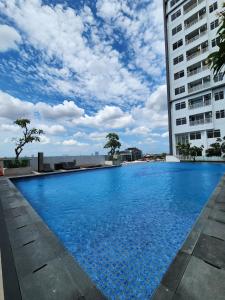 Πισίνα στο ή κοντά στο Cozy Studio Apartement South Surabaya