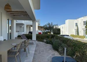 a patio with a table and chairs and buildings at Terra in Elea