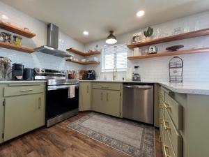 Η κουζίνα ή μικρή κουζίνα στο Cozy Home with Fire Pit, 1 mile from DT Nampa