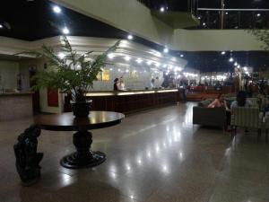 a lobby with a table with a plant on it at GoldMen Business Manaus - Taj Mahal in Manaus