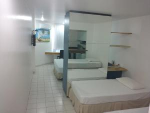 Habitación pequeña con 2 camas y espejo. en AP 219 Victory Flat em Tambaú, en João Pessoa