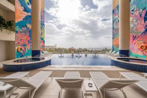 Bazén v ubytování DoubleTree by Hilton Hotel Aqaba nebo v jeho okolí