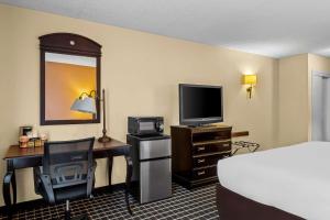 TV a/nebo společenská místnost v ubytování Comfort Inn & Suites Somerset - New Brunswick