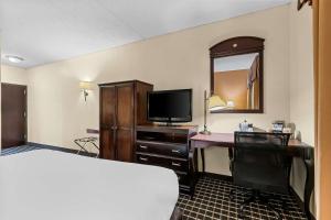 TV a/nebo společenská místnost v ubytování Comfort Inn & Suites Somerset - New Brunswick