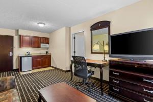 TV a/nebo společenská místnost v ubytování Comfort Inn & Suites Somerset - New Brunswick