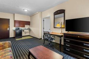 Kuchyň nebo kuchyňský kout v ubytování Comfort Inn & Suites Somerset - New Brunswick