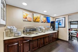 Kuchyň nebo kuchyňský kout v ubytování Comfort Inn & Suites Somerset - New Brunswick
