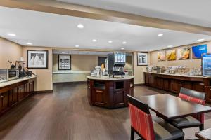 Kuchyň nebo kuchyňský kout v ubytování Comfort Inn & Suites Somerset - New Brunswick
