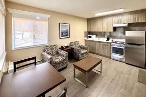 Kuchyň nebo kuchyňský kout v ubytování Rodeway Inn & Suites
