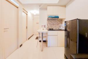 Η κουζίνα ή μικρή κουζίνα στο Cozy and Simply Look 2BR 19 Avenue Apartment By Travelio
