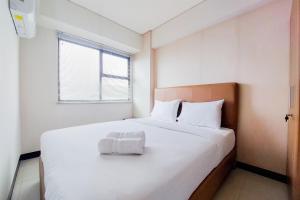 Ένα ή περισσότερα κρεβάτια σε δωμάτιο στο Cozy and Simply Look 2BR 19 Avenue Apartment By Travelio