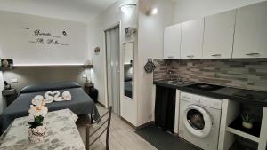 a small room with a bed and a washing machine at Da Nenè in Cefalù