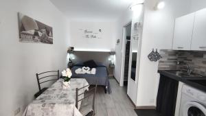 a small apartment with a table and a sink at Da Nenè in Cefalù