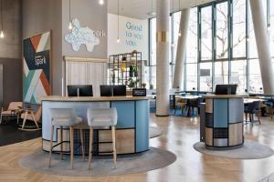lobby z barem ze stołami i stołami w obiekcie Spark by Hilton Vienna Messe Prater w Wiedniu