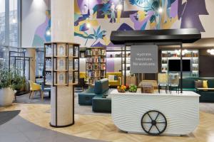 biblioteka z poczekalnią z kanapami i księgarnią w obiekcie Spark by Hilton Vienna Messe Prater w Wiedniu