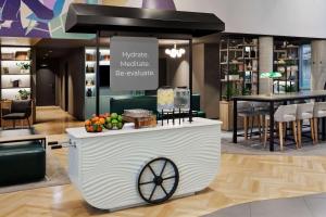 wózek z owocami w sklepie. w obiekcie Spark by Hilton Vienna Messe Prater w Wiedniu +37 zdjęć