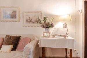 A seating area at LA FINESTRA SUL BORGO Dimora Storica