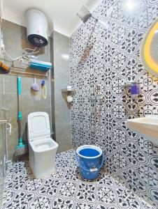 a bathroom with a toilet and a sink at Divisha Homes-1BHK Luxury Apartment in South Delhi in New Delhi +43 photos