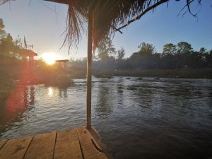 una vista de un cuerpo de agua con puesta de sol en Sipasert Guesthouse-Tadlo, en Tad Lo 42 fotos más