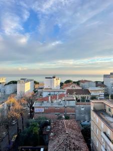 リニャーノ・サッビアドーロにあるCam 76の建物と海を望む市街の景色