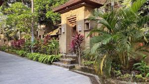 Κήπος έξω από το Gianyar Hotel