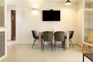 A television and/or entertainment centre at Hotel Mikros Paradisos