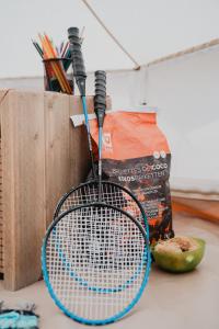 Tenis a/nebo squash v ubytování Shaka Belgium Tipi nebo okolí