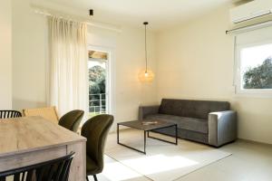 A seating area at Hotel Mikros Paradisos