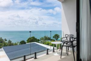 Balkon atau teras di Serenity Villa piscine privée vue mer !