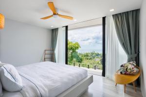 Tempat tidur dalam kamar di Serenity Villa piscine privée vue mer !