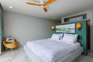 Tempat tidur dalam kamar di Serenity Villa piscine privée vue mer !