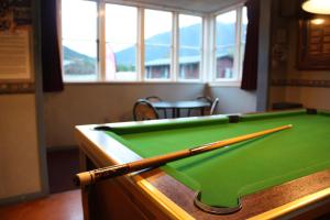 Biliár nebo kulečník v ubytování Owen River Tavern & Motels