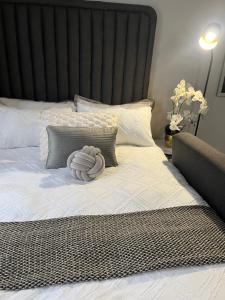Uma cama ou camas num quarto em B-Hive at Devland