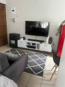 Uma televisão e/ou sistema de entretenimento em B-Hive at Devland