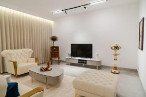 TV a/nebo společenská místnost v ubytování Georgetown Italian-Style Jacuzzi KTV 5BR 18pax G