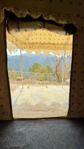 Nespecifikovaný výhled na hory nebo výhled na hory při pohledu z luxury tent