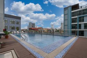 a large swimming pool on top of a building at Hùng Vương Hotel - Stay 24h in Móng Cái