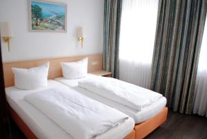 Postel nebo postele na pokoji v ubytování Hotel & Café Göller