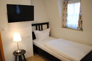 Postel nebo postele na pokoji v ubytování Hotel & Café Göller