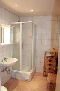 un bagno con doccia e lavandino di Ferienwohnung F334 für 2-4 Personen an der Ostsee a Schönberg in Holstein